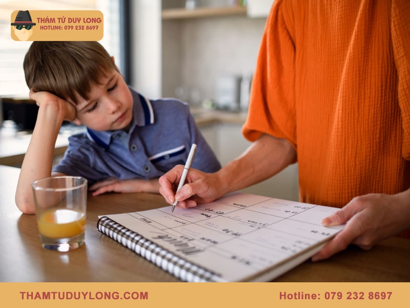 Thuê thám tử theo dõi con